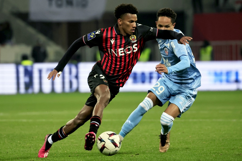 الجزائري هشام بوداوي (يسار) في مواجهة فلوريان شابرول خلال مباراة نيس وأجاكسيو في الدوري الفرنسي لكرة القدم في 10 شباط/فبراير 2023 (ا ف ب)