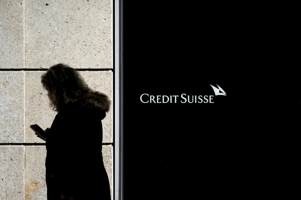     تراجعت أسهم Credit Suisse يوم الأربعاء بعد أن تعرضت بالفعل لانخفاضات شديدة عقب انهيار بنكين أمريكيين (ا ف ب)