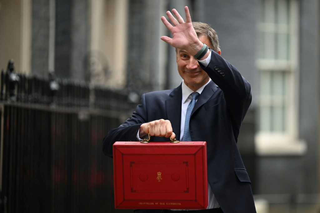 وزير المال البريطاني جيريمي هانت مستعداً لعرض الميزانية على البرلمان في 15 آذار/مارس في لندن (ا ف ب)