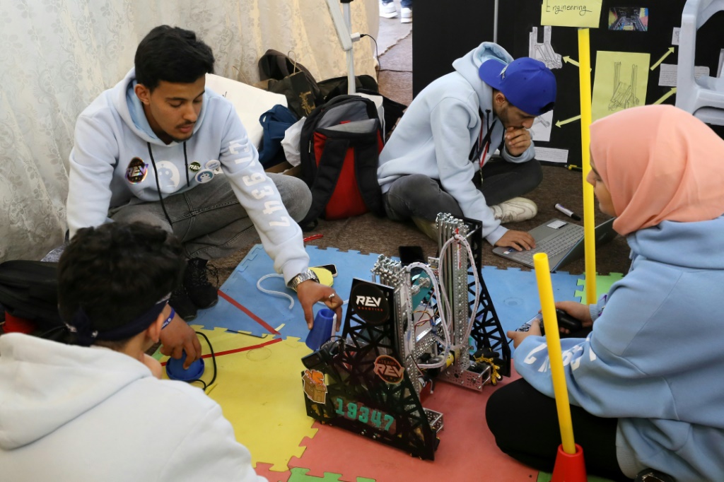 تلامذة ليبيون يشاركون في مسابقة لتصنيع الروبوتات في العاصمة طرابلس في الرابع من آذار/مارس 2023 (ا ف ب)