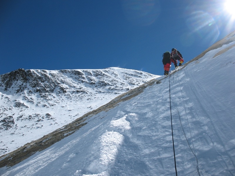 متسلقان في جبل ايفريست (ويكيبيديا)
