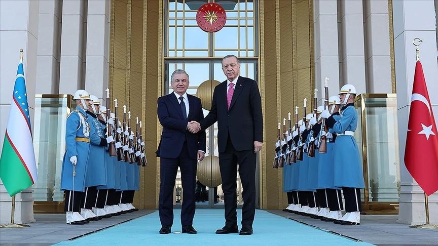 الرئيس التركي رجب طيب أردوغان، نظيره الأوزبكستاني شوكت ميرضيايف (الأناضول)