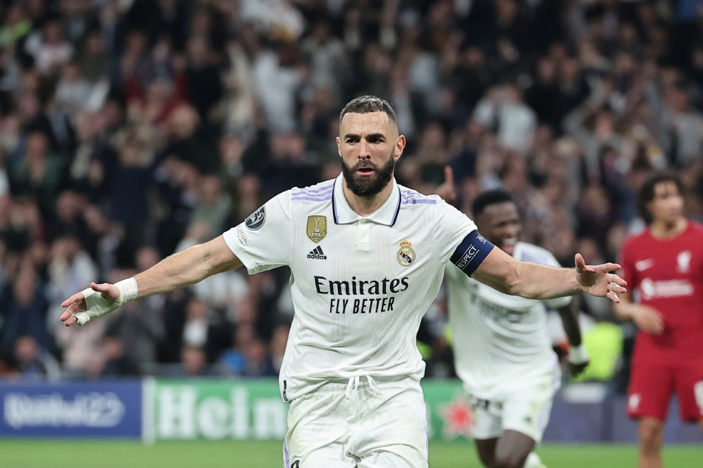 الفرنسي كريم بنزيمة مهاجم ريال مدريد الاسباني يحتفل بتسجيله ضد ليفربول الانكليزي في اياب الدور ثمن النهائي من دوري أبطال أوروبا لكرة القدم على ملعب سانتياغو برنابيو في مدريد في 15 آذار/مارس 2023 (ا ف ب)