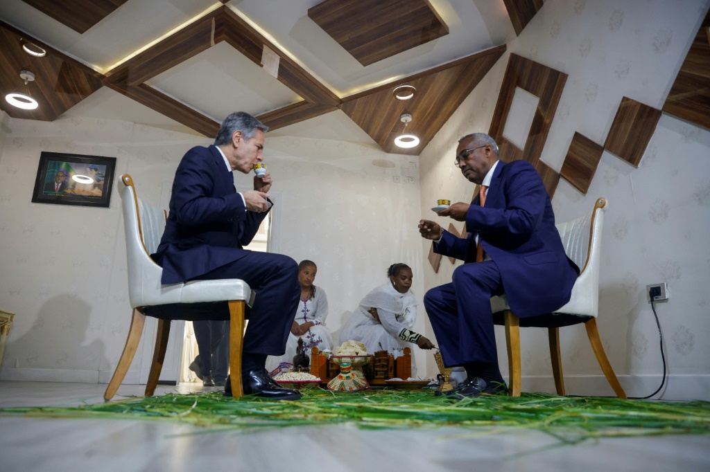وزير الخارجية الأميركي أنتوني بلينكن (يسار) خلال لقائه نائب رئيس الحكومة وزير الخارجية الإثيوبي ديميكي ميكونين في أديس أبابا في 15 آذار/مارس 2023 (ا ف ب)