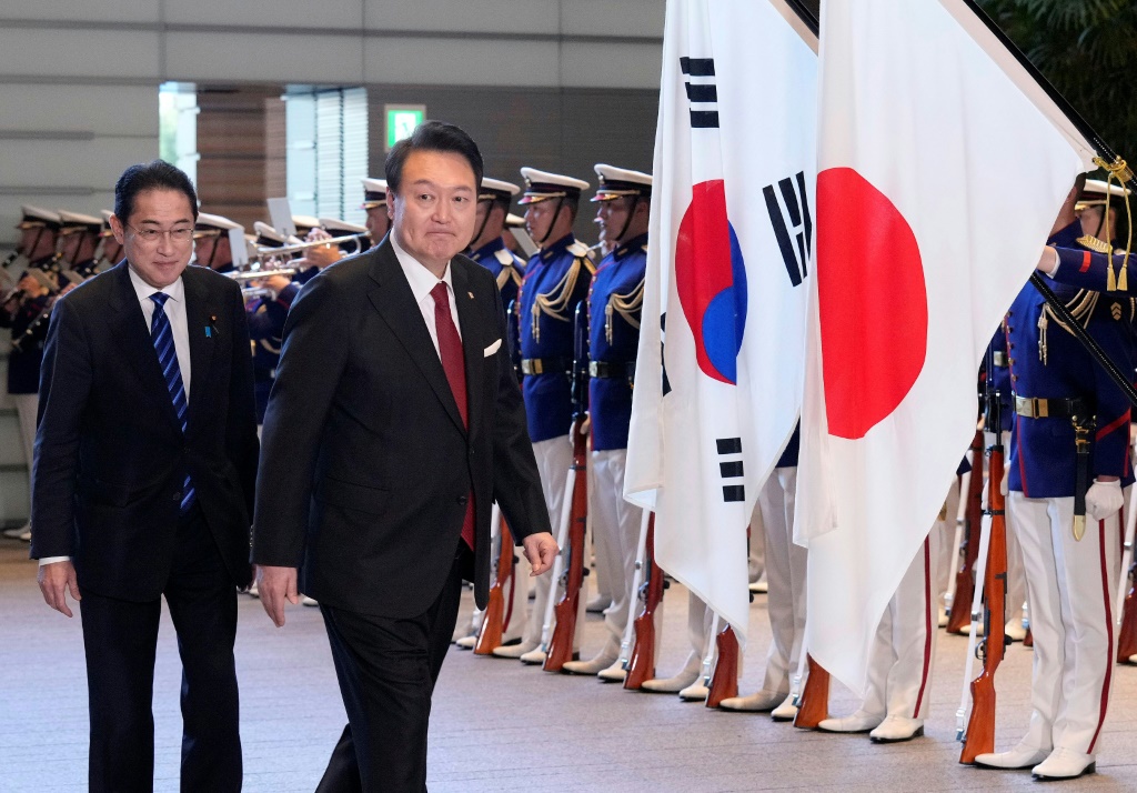 الرئيس الكوري الجنوبي يون سوك-يوول (يمين) ورئيس الوزراء الياباني فوميو كيشيدا خلال حفل استقبال قبل قمة بينهما في طوكيو في 16 آذار/مارس 2023 (ا ف ب)