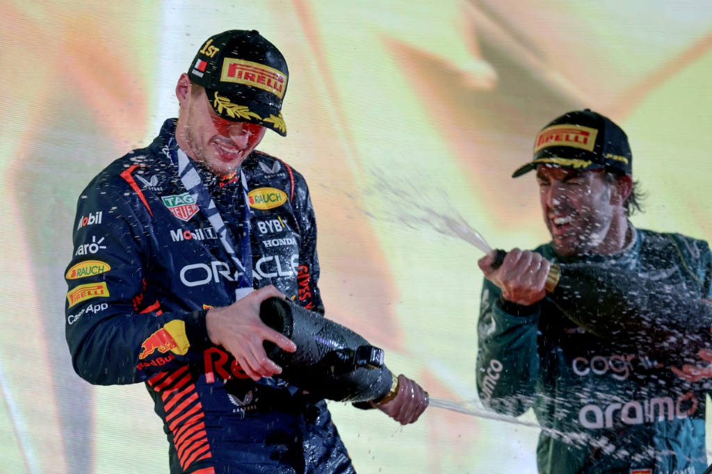 سائقا ريد بول الهولندي ماكس فيرستابن (يسار) وأستون مارتن الاسباني فرناندو ألونسو يحتفلان عقب سباق جائزة البحرين الكبرى في الفورمولا واحد في الخامس من آذار/مارس 2023. (ا ف ب)