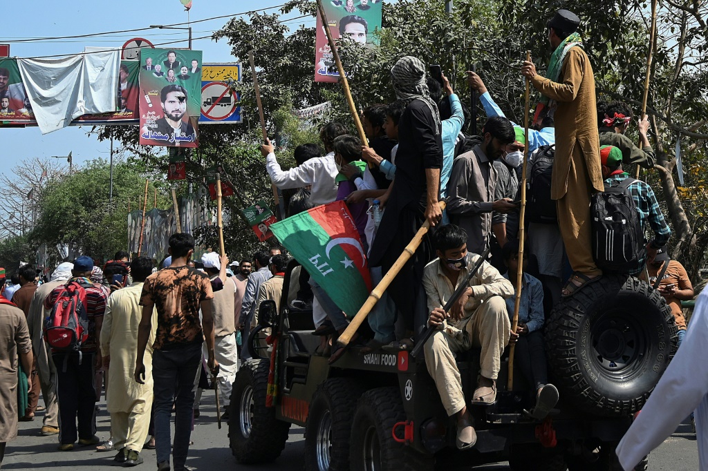 وأقام أنصار رئيس الوزراء الباكستاني السابق عمران خان وقفة احتجاجية خارج منزله في لاهور تحسبا لعودة الشرطة لاعتقاله (ا ف ب)