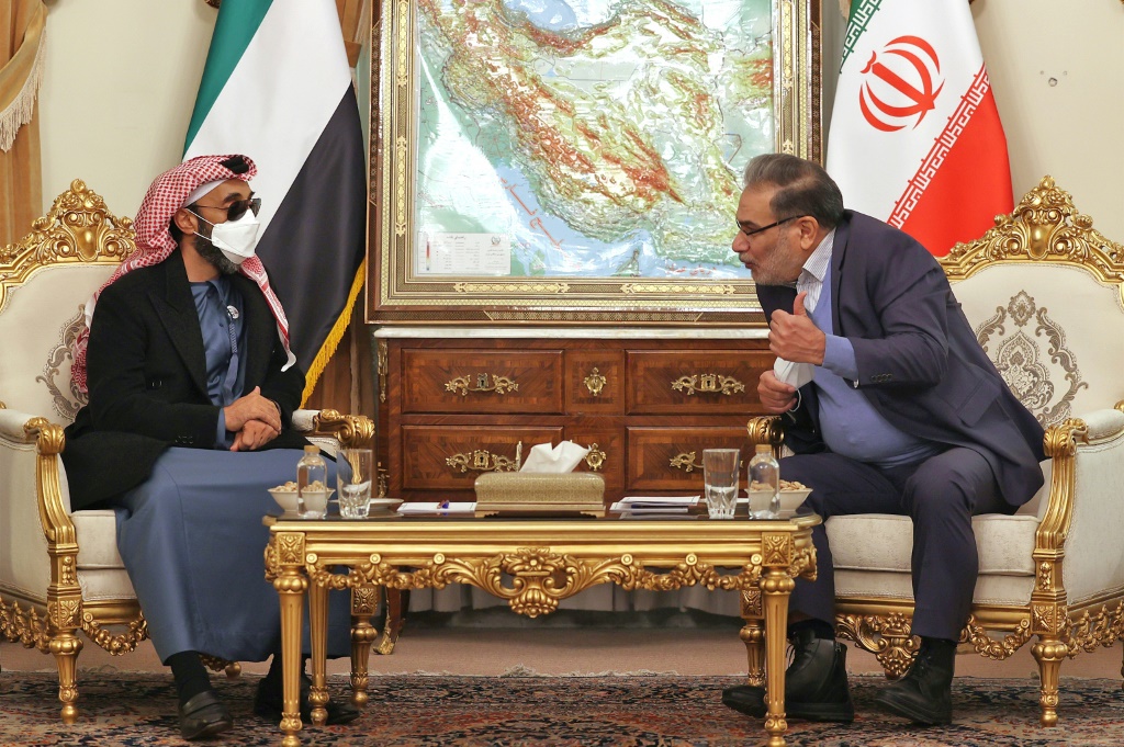     أمين المجلس الأعلى للأمن القومي الإيراني الأميرال علي شمخاني (يمين) مستقبلا مستشار الأمن القومي الإماراتي الشيخ طحنون بن زايد، في طهران الإثنين 6 كانون الأول/ديسمبر 2021 (أ ف ب)