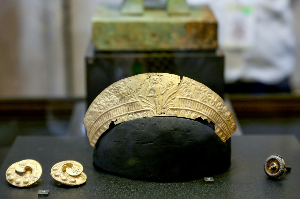 قطع من المجوهرات تعود إلى عصر أنغكور معروضة في بنوم بنه بتاريخ 17 آذار/مارس 2023 (ا ف ب)