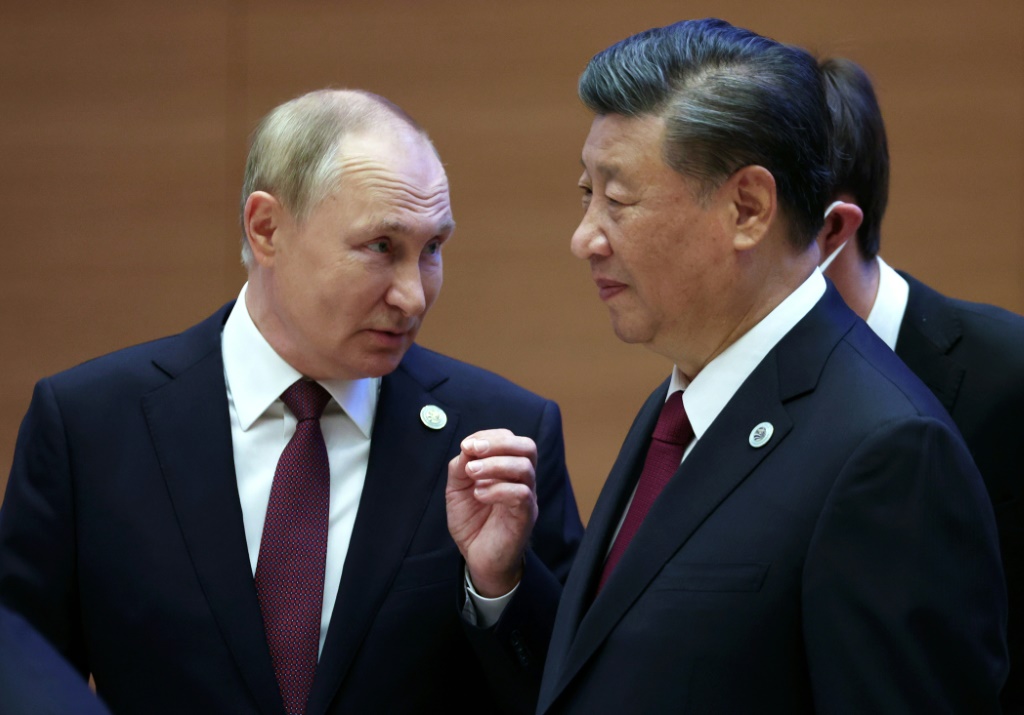 الرئيس الروسي فلاديمير بوتين (يسار) ونظيره الصيني شي جينبينغ خلال قمة منظمة شنغهاي للتعاون في سمرقند بتاريخ 16 أيلول/سبتمبر 2022 (ا ف ب)
