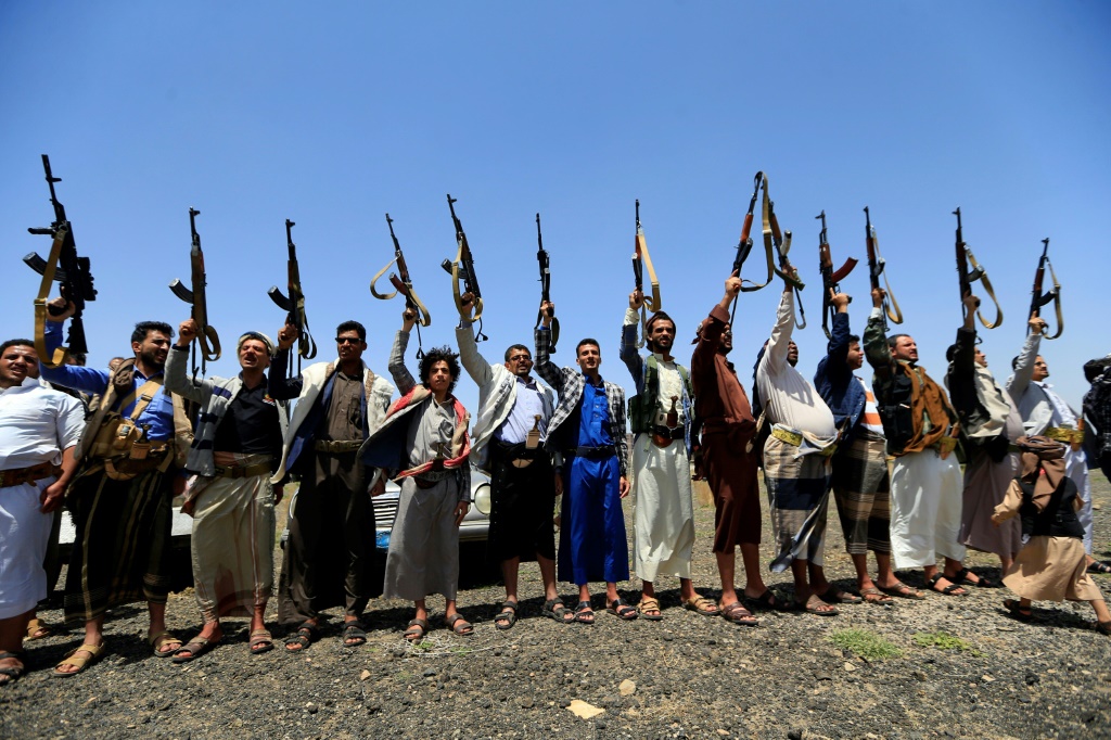 تعلق الصحيفة أنه لو إذا أوقفت إيران دعم الحوثيين، فإنها ستزيد من الضغوط على الجماعة المتشددة للتوصل إلى صفقة تنهي النزاع (ا ف ب)