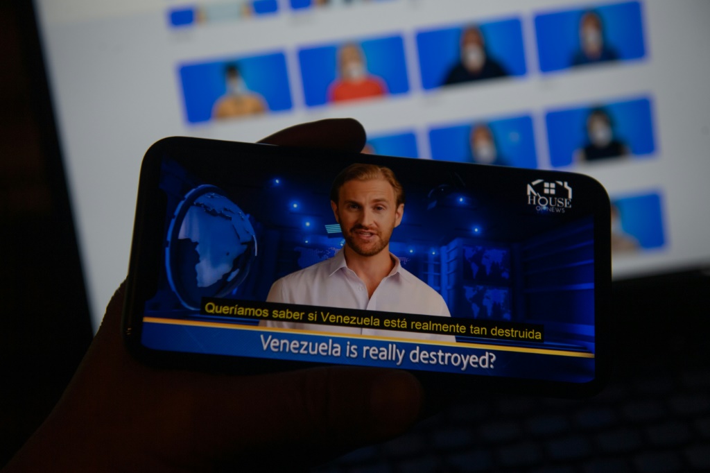     شاشة هاتف يظهر عليه مقطع فيديو لشخصية رمزية ضمن تقارير "هاوس اوف نيوز اسبانيول"، الصورة التُقطت في العاصمة الفنزويلية كاراكاس بتاريخ 15 آذار/مارس 2023 (ا ف ب)