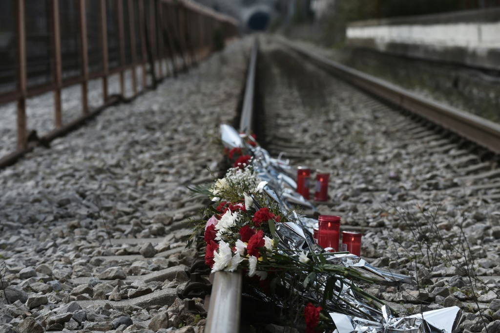   لقي 57 شخصًا مصرعهم في أكثر مأساة للسكك الحديدية دموية في اليونان الشهر الماضي عندما اصطدم قطاران على نفس المسار. (ا ف ب)   