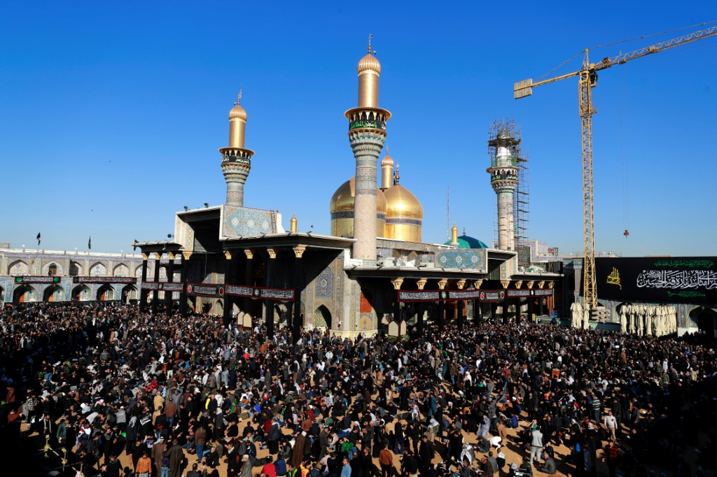 مسلموت شيعة يحيون ذكرى الإمام الكاظم في العاصمة العراقية بغداد في 27 آذار/مارس 2022 (ا ف ب)