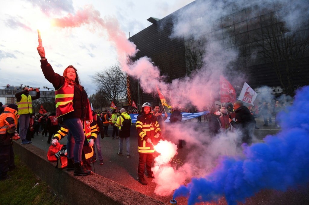 مشهد من الاحتجاجات على تمرير الحكومة الفرنسية مشروع إصلاح نظام التقاعد من دون تصويت في الجمعية الوطنية، في باريس في 17 آذار/مارس 2023 (ا ف ب)