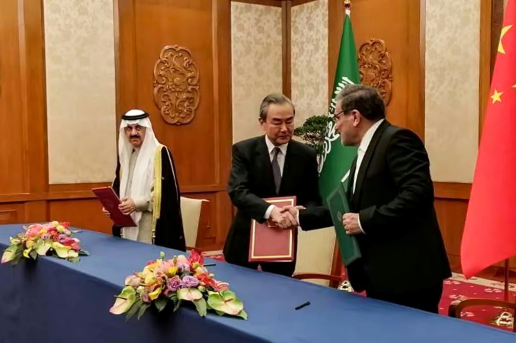 صورة مؤرخة في 10 آذار/مارس 2023 وفرتها وكالة نورنيوز تظهر الأمين العام للمجلس الأعلى للأمن القومي الإيراني علي شمخاني (يمين) ووزير خارجية الصين وانغ يي (وسط) خلال اجتماع مع مستشار الأمن القومي السعودي مساعد بن محمد العيبان (يسار) (ا ف ب)