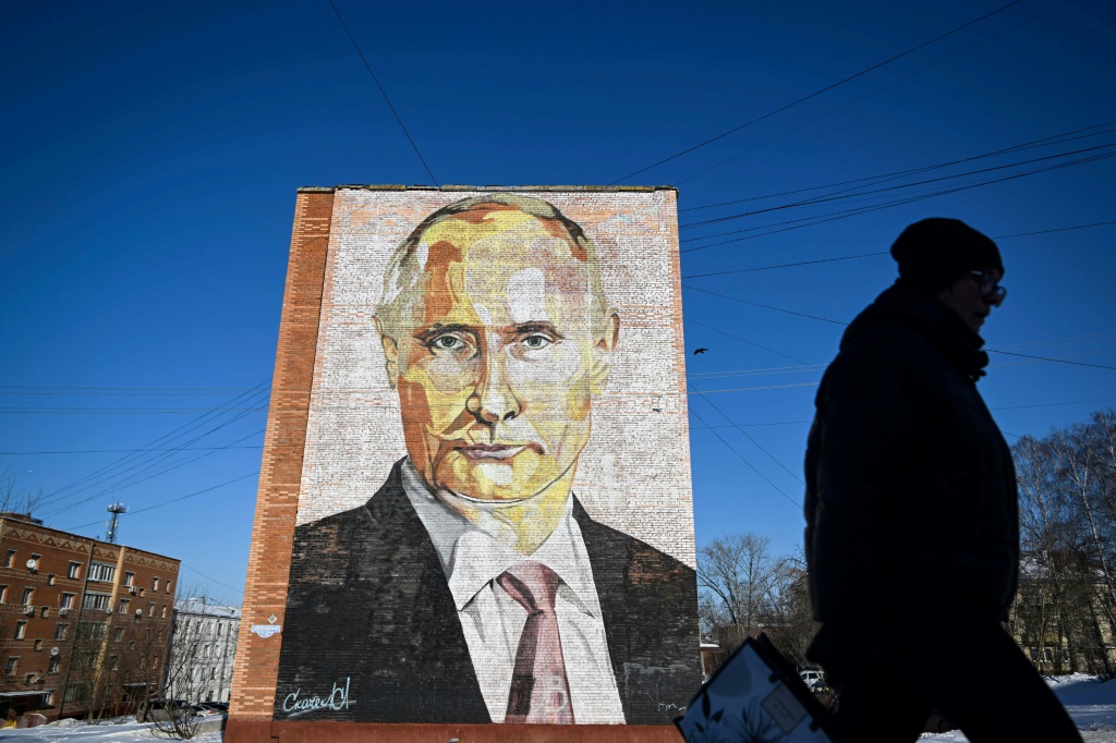 رسم جداري للرئيس الروسي فلاديمير بوتين في كاشيرا جنوب موسكو، في 23 شباط/فبراير 2023 (ا ف ب)