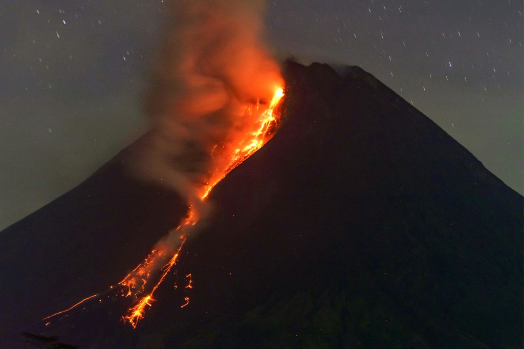     ثار بركان جبل ميرابي الإندونيسي ، أحد أكثر البراكين نشاطًا في العالم ، في وقت متأخر من يوم الجمعة واستمر في إطلاق الرماد الساخن ومواد بركانية أخرى يوم السبت. (ا ف ب)