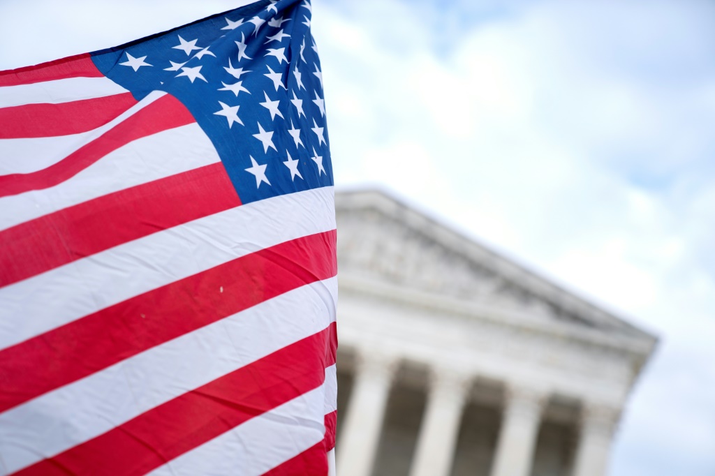 العلم الأميركي مرفوعاً خلال تظاهرة أمام مقر المحكمة العليا في واشنطن في 11 أيار/مايو 2022 (ا ف ب)