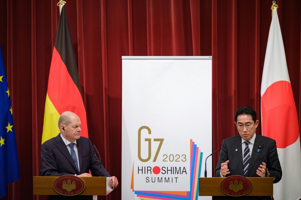 المستشار الألماني أولاف شولتس ورئيس الوزراء الياباني فوميو كيشيدا خلال مؤتمر صحافي في طوكيو في 18 آذار/مارس 2023 (ا ف ب)