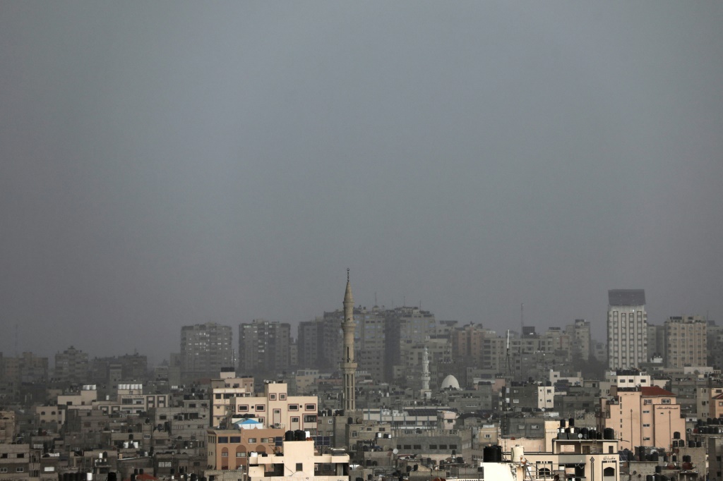 منظر عام لمدينة غزة خلال يوم عاصف في القطاع في 31 كانون الثاني/يناير 2023 (ا ف ب)