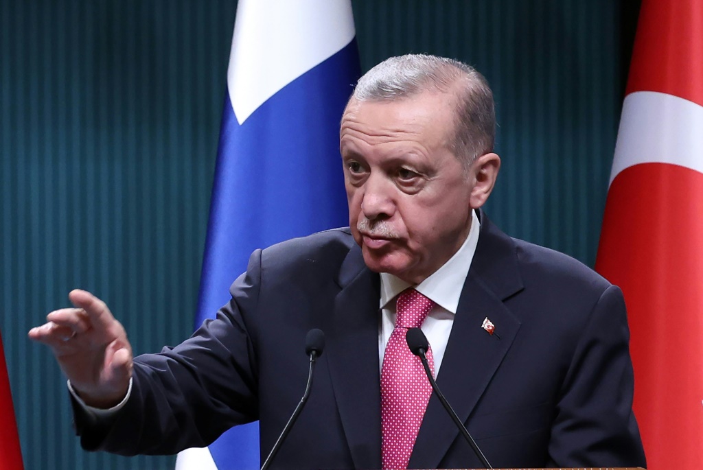 الرئيس التركي رجب طيب إردوغان خلال مؤتمر صحافي مشترك مع نظيره الفنلندي سولي نينيستو بعد اجتماع في أنقرة في 17 آذار/مارس 2023 (ا ف ب)