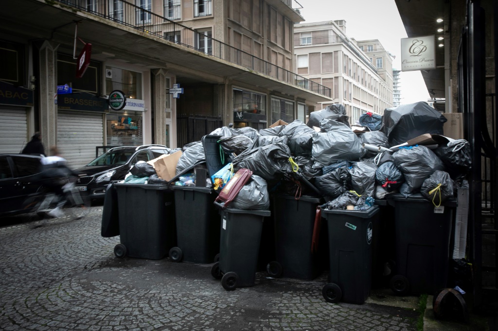 نفايات في شوارع باريس جراء إضراب عمال جمع القمامة في 18 آذار/مارس 2023 (ا ف ب)