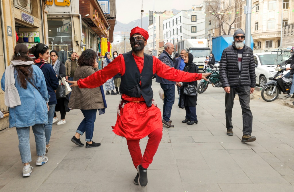 صورة مؤرخة في 14 آذار/مارس 2023 لرجل يرتدي ملابس تدل على شخصية فولكلورية قبل مهرجان نوروز في طهران (ا ف ب)