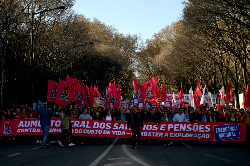 محتجون يسيرون خلال تظاهرة للمطالبة بزيادة الأجور في لشبونة في 18 آذار/مارس 2023 (ا ف ب)