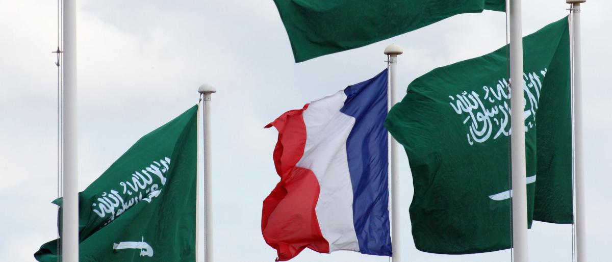 صورة تجمع علم السعودية وعلم فرنسا (مواقع الكترونية)