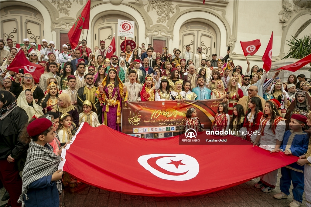شارك في الاستعراض فتيات ونسوة لبسن ألبسة تقليدية تونسية مختلفة (الأناضول)