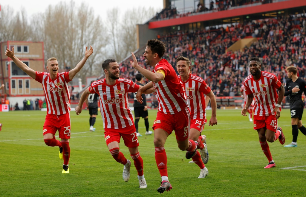 مهاجم باير ليفركوزن الارجنتيني إيزيكيال بالاسيوس يحتفل بثنائيته في مرمى بايرن ميونيخ (2-1) في الدوري الالماني في 19 آذار/مارس 2023 (ا ف ب)