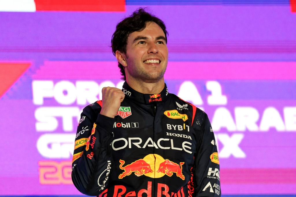 سائق ريد بول المكسيكي سيرخيو بيريس يحتفل بفوزه بسباق جائزة السعودية الكبرى في الفورمولا واحد في جدة في 19 آذار/مارس 2023 (ا ف ب)