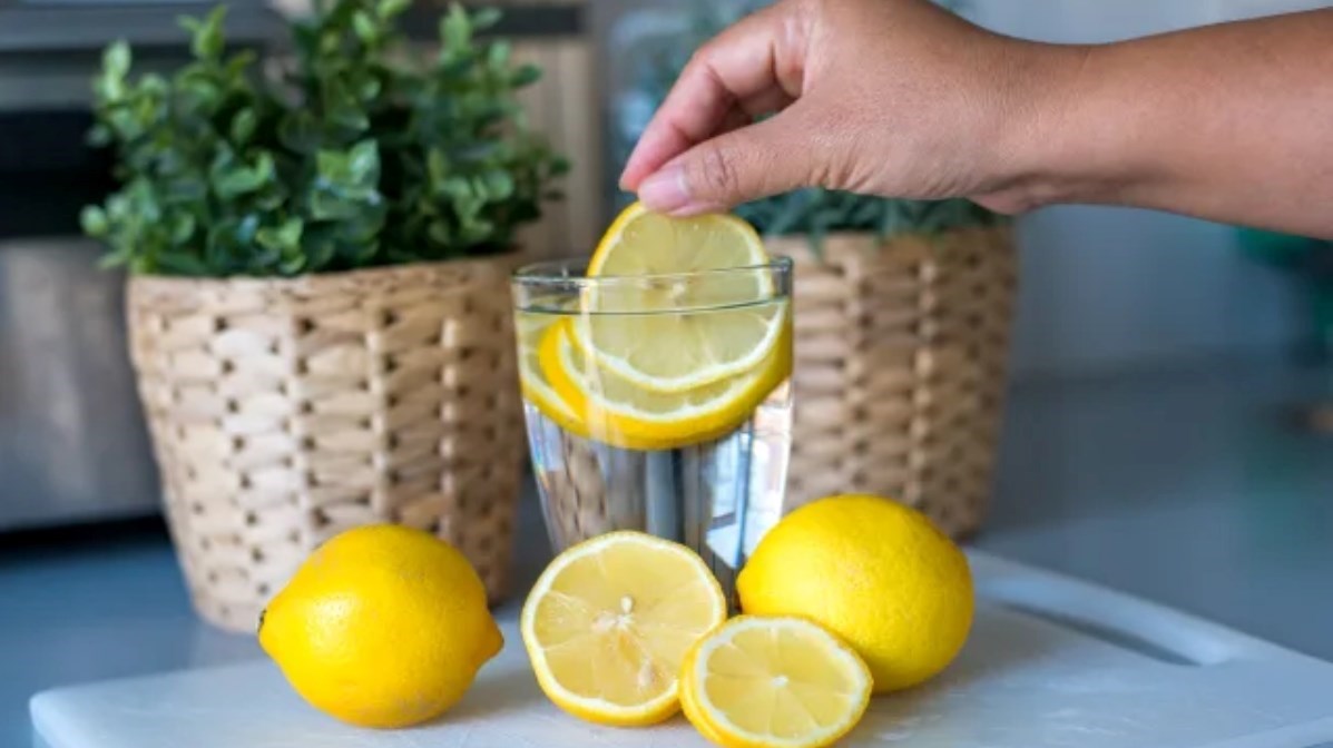 ماذا يحدث لجسمك عند شرب ماء الليمون؟ (زهرة الخليج)