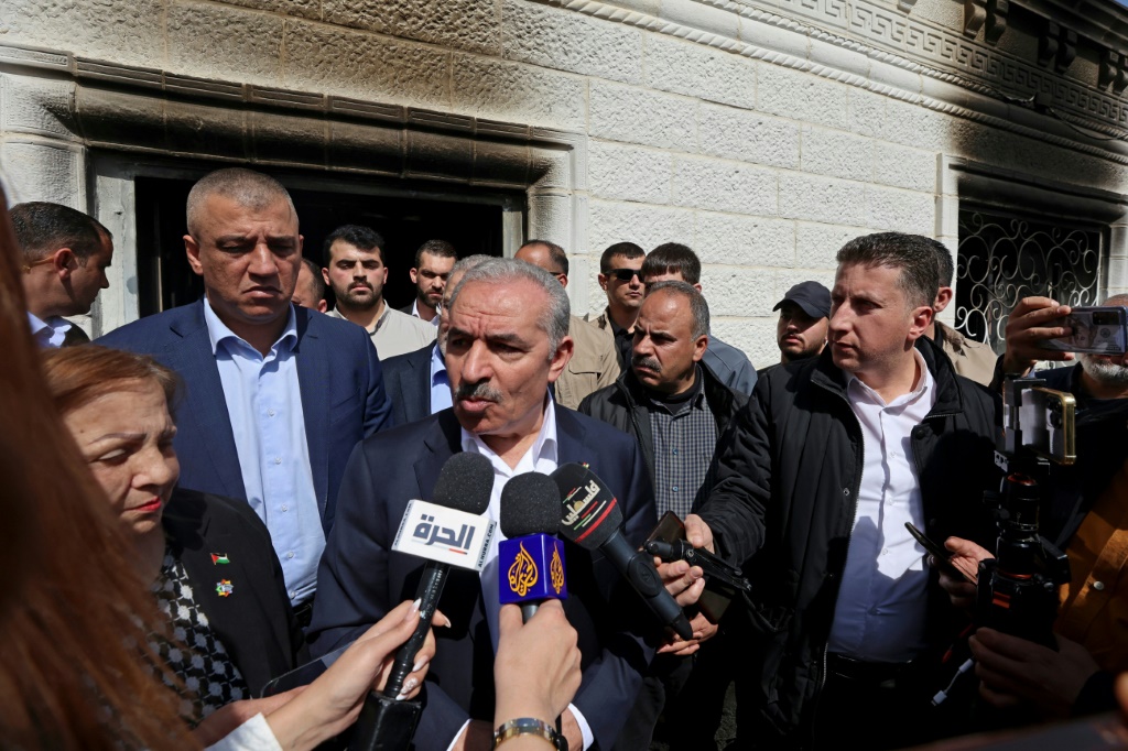     رئيس الوزراء الفلسطيني محمد اشتية (وسط) يتحدث للصحافيين خلال زيارة تفقدية لبلدة حوارة في شمال الضفة الغربية في الاول من آذار/مارس 2023 (ا ف ب)   