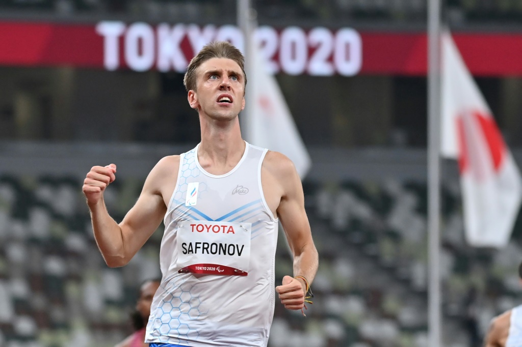 العداء الروسي دميتري سافرونوف خلال مشاركته في سباق 100 م في دورة الالعاب البارالمبية في طوكيو في 30 آب/أغسطس 2021. (ا ف ب)
