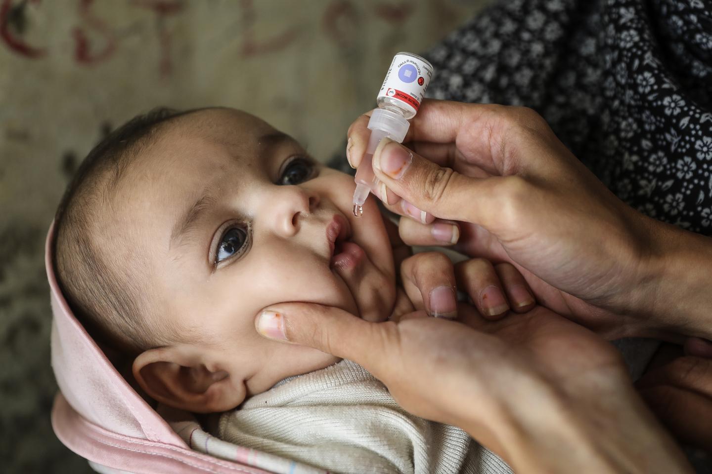 طفل يتلقى لقاح شلل الأطفال (يونسيف)
