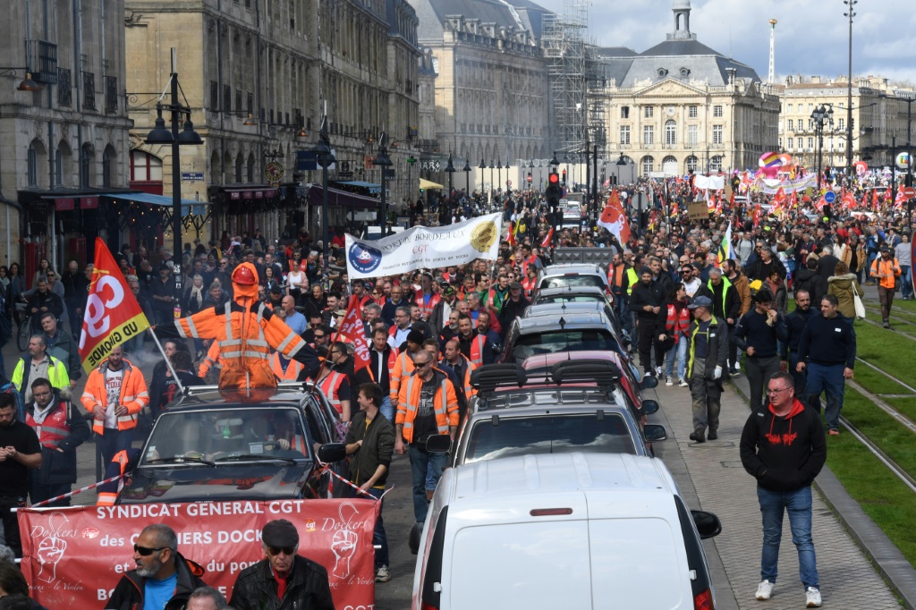 متظاهرون في الشارع في يوم التعبئة الثامن في فرنسا احتجاجا على مشروع إصلاح نظام التقاعد في 15 آذار/مارس 2023 (أ ف ب)