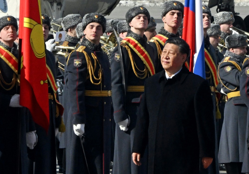الرئيس الصيني شي جينبينغ لدى وصوله إلى مطار فنوكوفو في العاصمة الروسية موسكو في 20 آذار/مارس 2023 (ا ف ب)