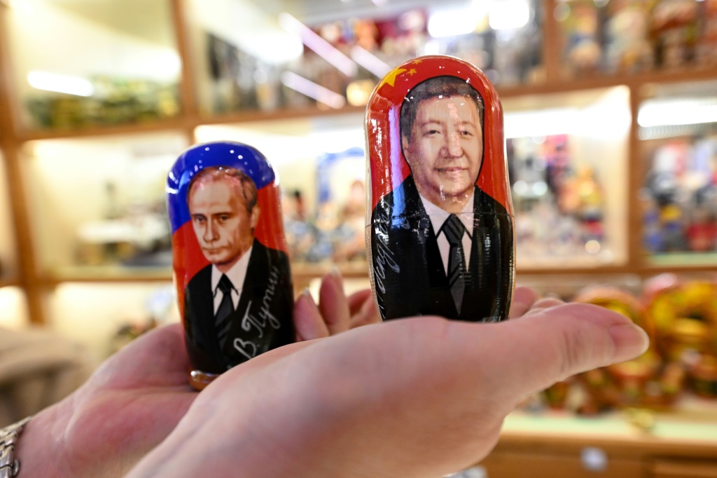 دمى روسية تقليدية بصورة الرئيسين الصيني شي جينبينغ والروسي فلاديمير بوتين في متجر تذكارات في موسكو في 20 آذار/مارس 2023 (ا ف ب)
