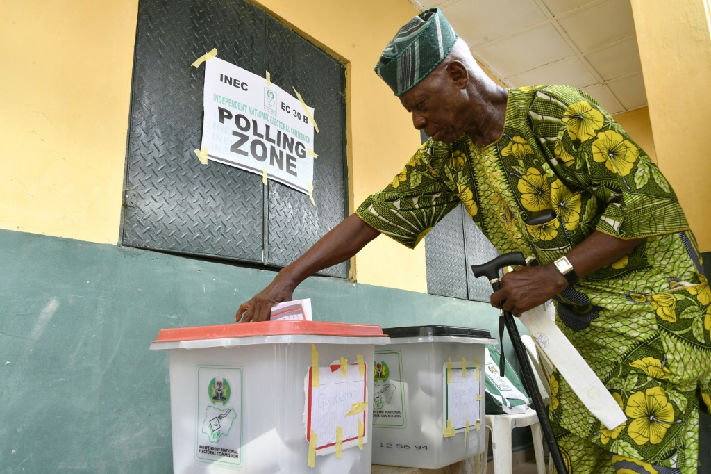     فاز حزب المؤتمر الشعبي العام الحاكم في نيجيريا بمعظم الولايات في الانتخابات المحلية ، ولكن على خلفية المشاركة المنخفضة (أ ف ب)