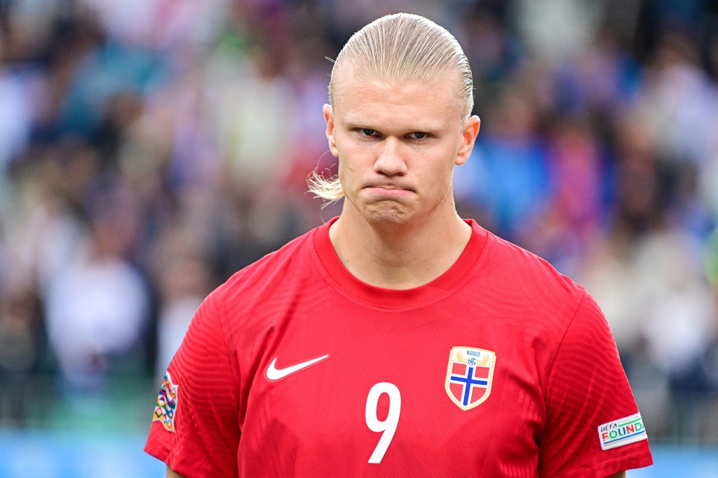 النروجي إرلينغ هالاند قبل المباراة ضد سلوفينيا في دوري الامم الاوروبية في 24 أيلول/سبتمبر 2022 (ا ف ب)