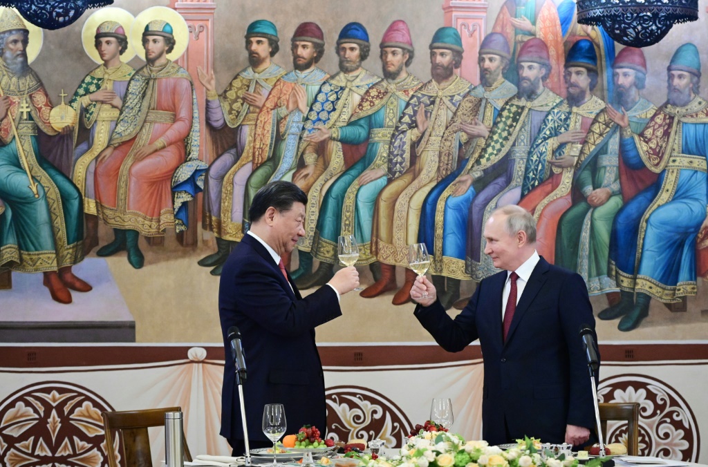 الرئيس الروسي فلاديمير بوتين مستقبلا نظيره الصيني شي جينبينغ في موسكو في 20 آذار/مارس 2023 (ا ف ب)