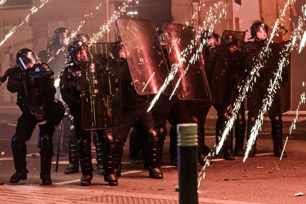 مواجهات بين محتجين والشرطة في نانت غرب فرنسا، في 21 آذار/مارس 2023 على خلفية إصلاح نظام التقاعد (ا ف ب)