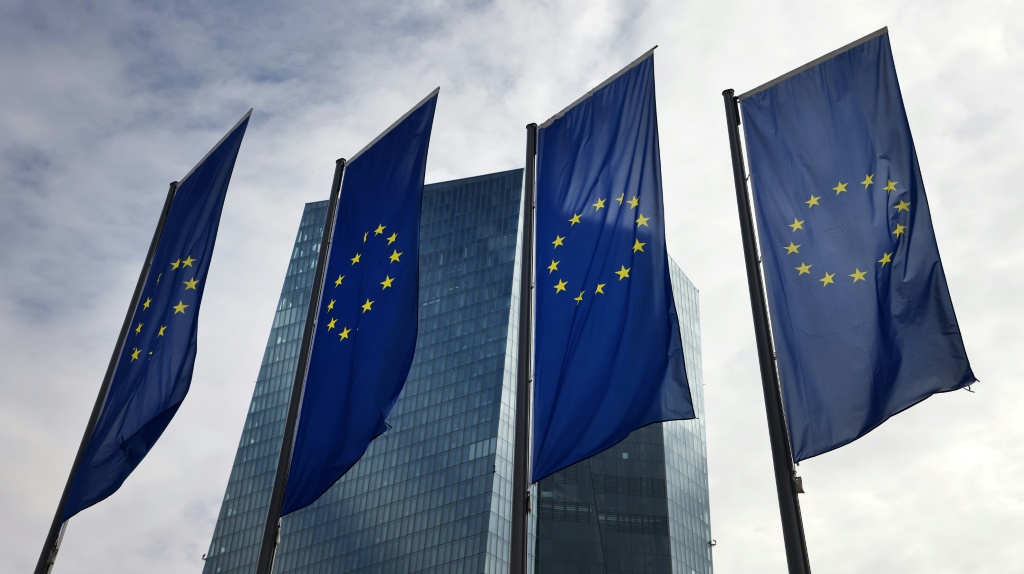 البنك المركزي الأوروبي خلف أعلام الاتحاد الأوروبي، في فرانكفورت في ألمانيا، في 16 آذار/مارس 2023 (ا ف ب)