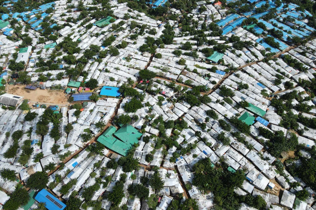  تضم مخيمات اللاجئين المترامية الأطراف في بنغلاديش حوالي مليون من الروهينجا (ا ف ب)