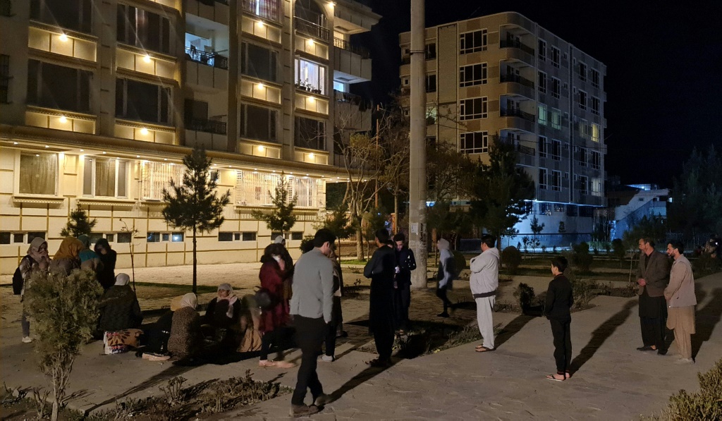     أهالي كابول يقفون في العراء أمام مبانيهم بعد أن شعروا بالزلزال في 21 آذار/مارس 2023 (ا ف ب)