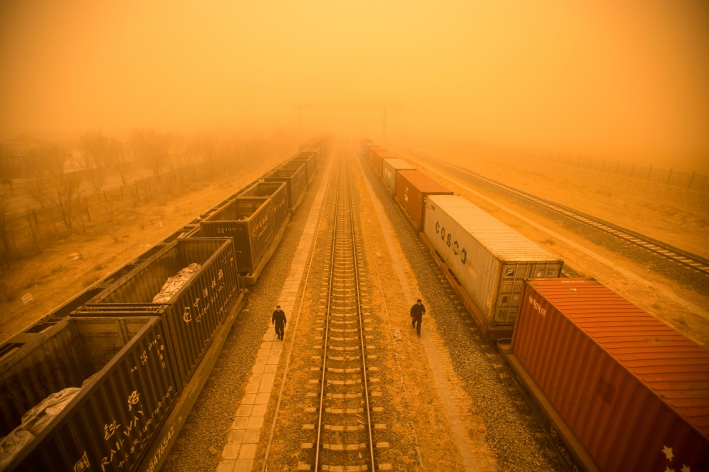     غطى الغبار أجزاء من شمال وشمال غرب الصين بضباب برتقالي قاتم (أ ف ب)