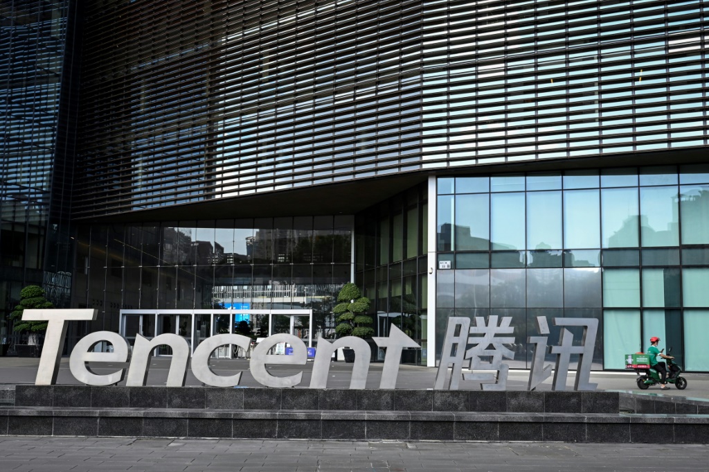    صورة ملف تظهر مقر Tencent في شنغهاي. عانى عملاق التكنولوجيا الصيني من انخفاض بنسبة 16 في المائة في صافي الربح السنوي في عام 2022 (أ ف ب)