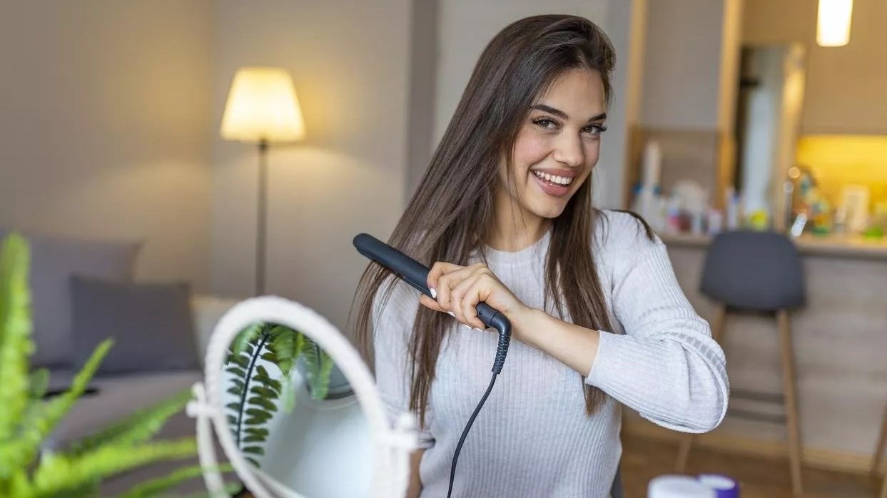هل فرد شعركِ كثيراً آمن؟.. إليك الإجابة! (زهرة الخليج)
